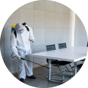 Pracownik CleanUp rozpyla chemie w procesie dezynfekcji