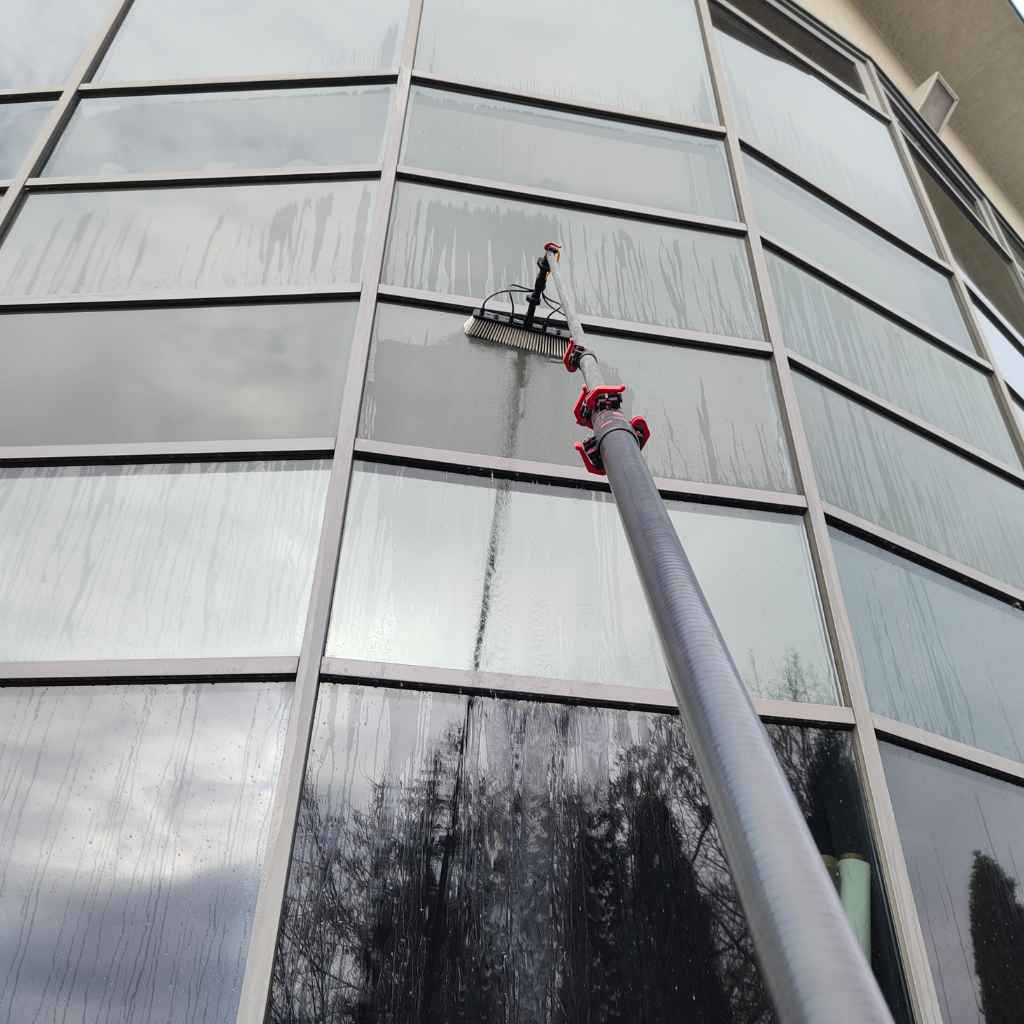 mycie przeszklenia kijem teleskopowym