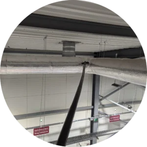 Pracownik CleanUp odkurza wentylacje