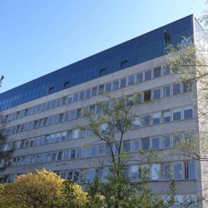 alpinistyczne mycie okien w budynku