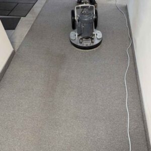 czyszczenie wykładziny maszyna szorującą