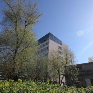 alpinistyczne mycie okien w budynku