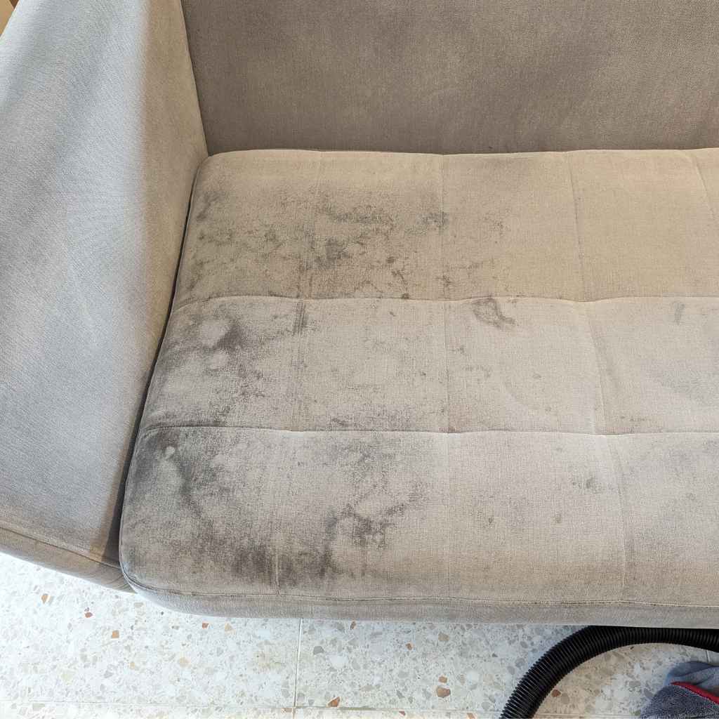 sofa z dużą plamą