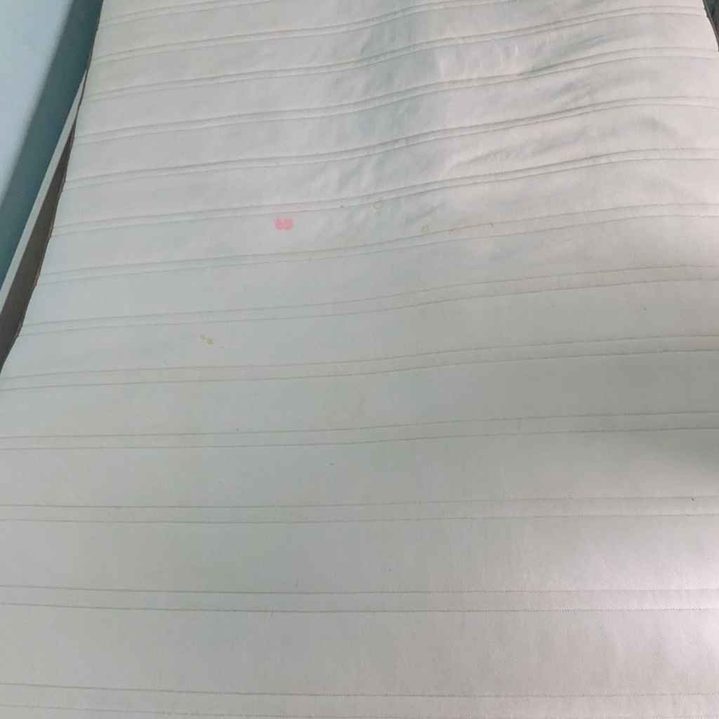 Materac wybielony przez cleanup