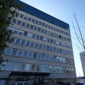 alpinistyczne mycie okien w budynku