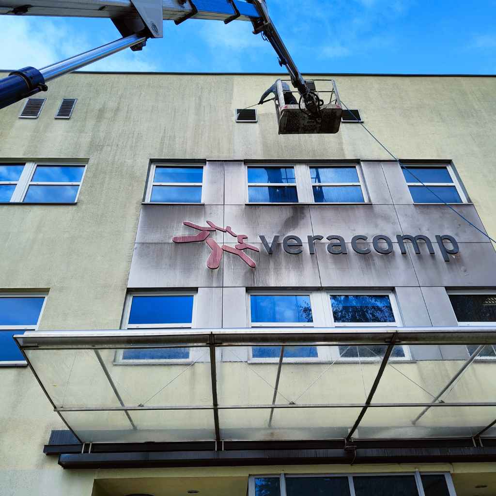 mycie elewacji z podnośnika koszowego