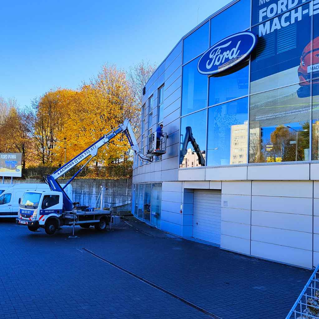 mycie elewacji na serwisie ford z podnośnika koszowego