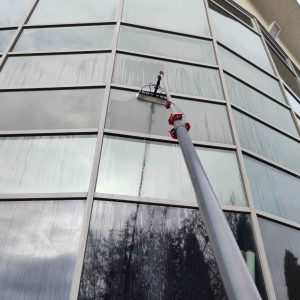 mycie przeszklenia kijem teleskopowym